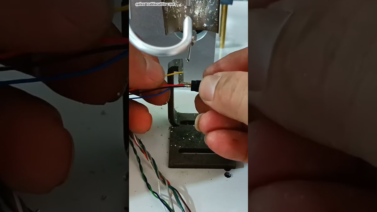 Półautomatyczna precyzyjna maszyna do lutowania mikro-złączek #fabryka #maszyna #cnc