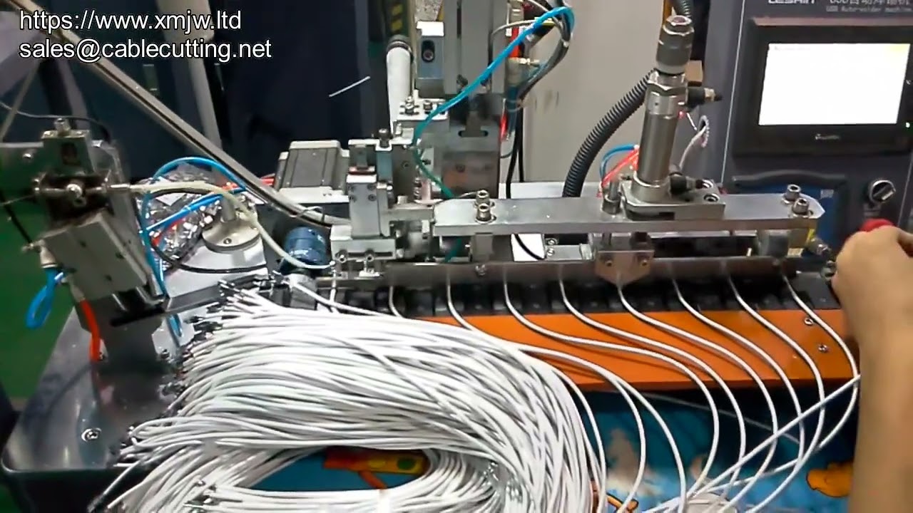 W pełni automatyczna maszyna do produkcji kabli danych z lutowaniem USB